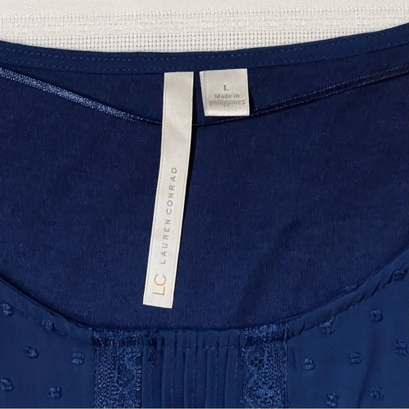 LC Lauren Conrad Swiss Dot SS Pullover Top Blouse Sz L Blue EUC - Picture 3 of 12